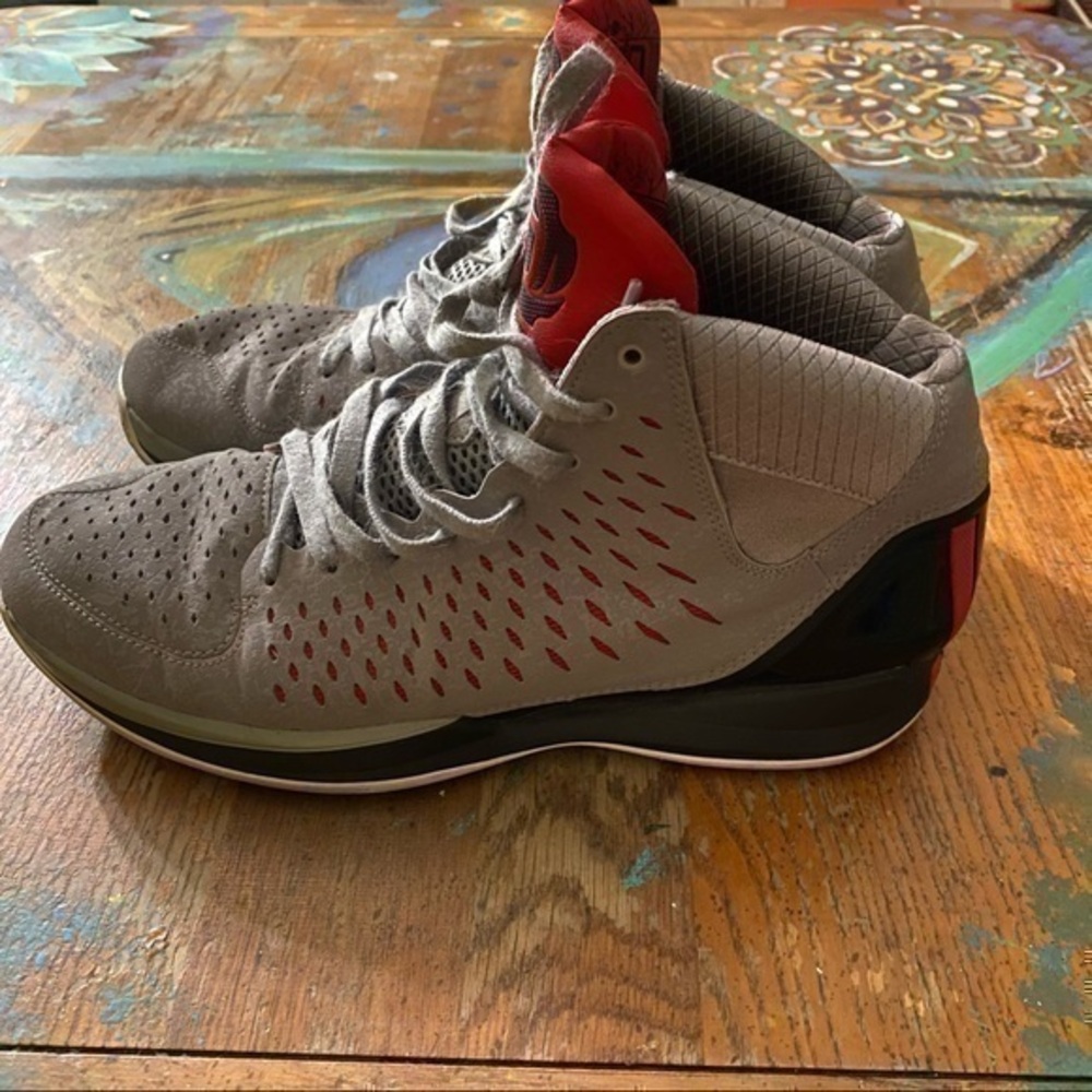 Really clean Adidas D Rose Rose 3s home colors way size 11.5